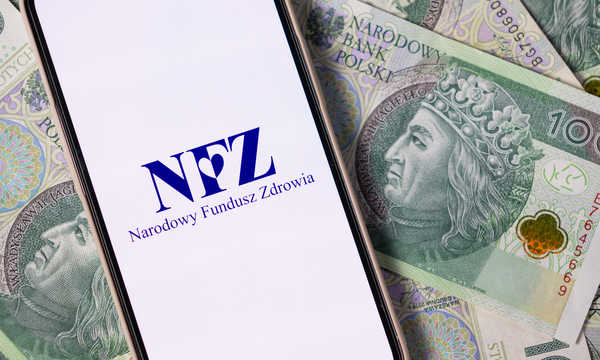 NFZ refunduje przeszczep włosów jedynie w wyjątkowych przypadkach, gdy zabieg ma charakter rekonstrukcyjny, np. w obrębie blizn po urazach lub oparzeniach