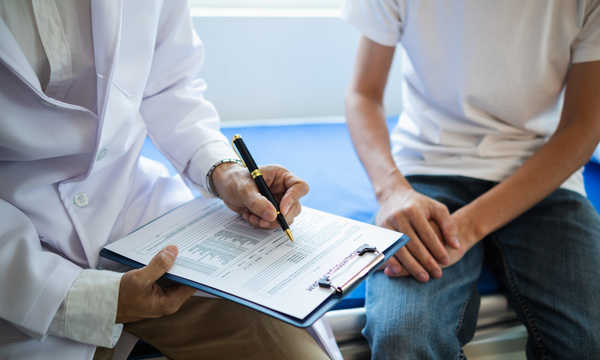 Obrzezanie jako metoda leczenia stulejki polega na chirurgicznym usunięciu napletka, co trwale eliminuje problem jego zwężenia