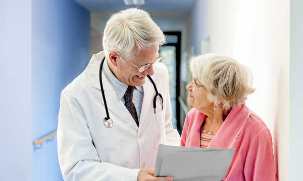 Operacja przepukliny laparoskopowo często pozwala pacjentowi na szybszy powrót do codziennych aktywności i pracy.