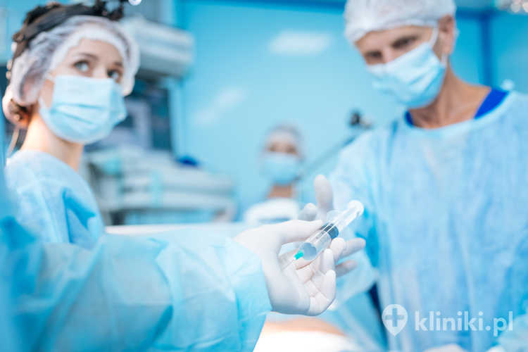 Operacja przepukliny pępkowej metodą Mayo polega na klasycznym zszyciu własnych tkanek pacjenta w celu zamknięcia ubytku w powłokach brzusznych