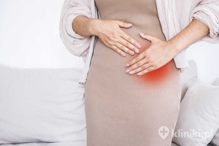 Przepuklina nawrotowa może pojawić się na skutek osłabienia tkanek, niewłaściwego gojenia lub nadmiernego obciążenia po zabiegu