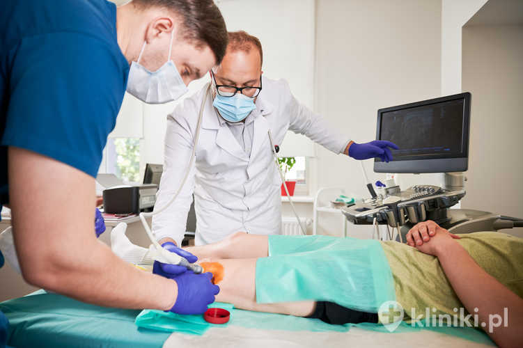 Echoskleroterapia żylaków to małoinwazyjny zabieg polegający na zamykaniu zmienionych chorobowo żył pod kontrolą USG