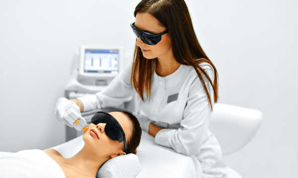 Laserowe usuwanie przebarwień skóry to nowoczesna metoda redukcji nieestetycznych zmian pigmentacyjnych