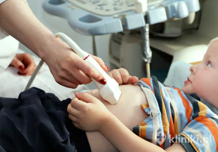 Przepuklina nadbrzuszna u dziecka zwykle nie powoduje silnych dolegliwości bólowych, ale może dawać uczucie dyskomfortu.