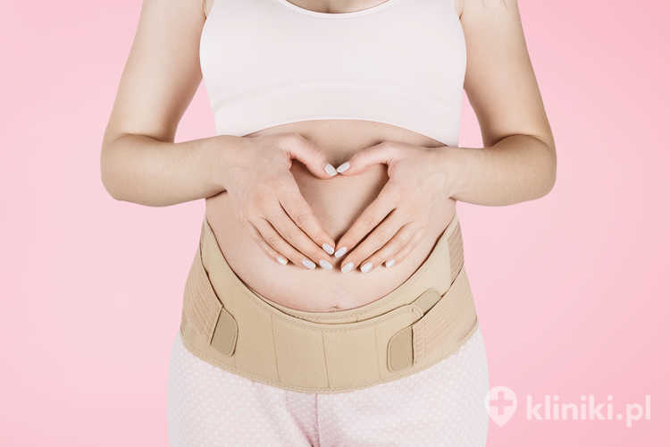 Przepuklina pachwinowa/pępkowa w ciąży często związana jest z osłabieniem mięśni brzucha i zmianami hormonalnymi