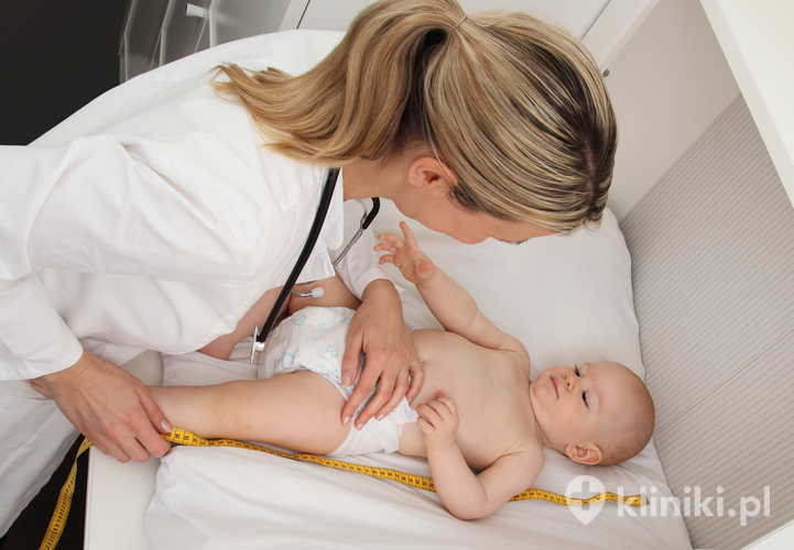 Zabieg usunięcia przepukliny pępkowej u najmłodszych charakteryzuje się wysokim poziomem bezpieczeństwa i niskim ryzykiem powikłań