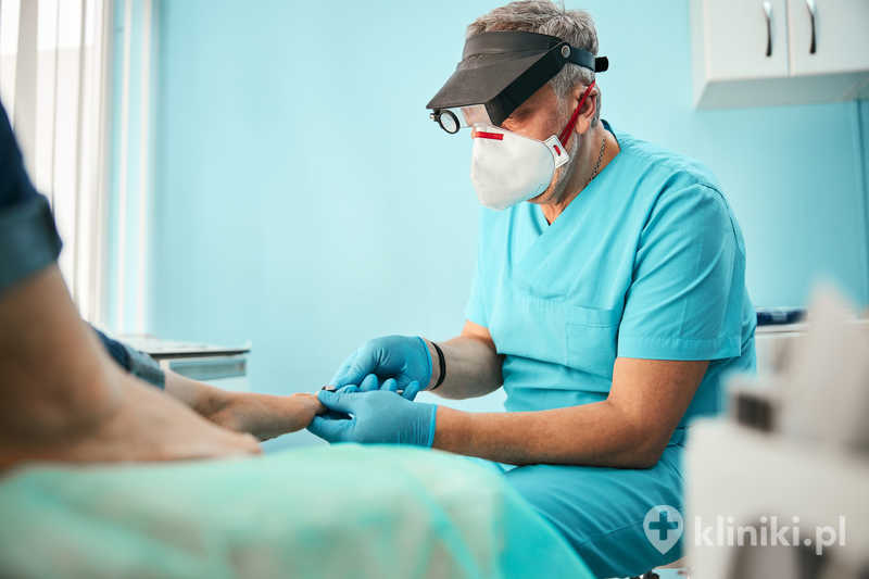 Rekonstrukcja płytki paznokcia wykonywana jest z użyciem specjalistycznych, bezpiecznych materiałów medycznych Rekonstrukcja płytki paznokcia wykonywana jest z użyciem specjalistycznych, bezpiecznych materiałów medycznych