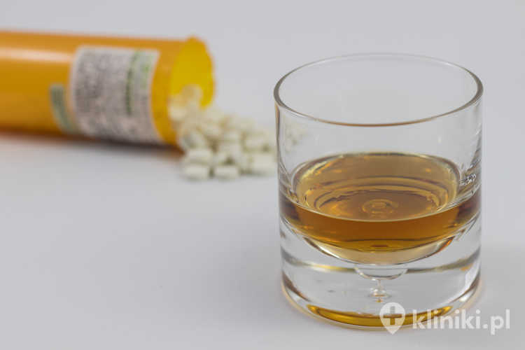 Całościowe leczenie alkoholizmu zakłada również udział rodziny, edukację pacjenta oraz długofalowe wsparcie po zakończeniu terapii