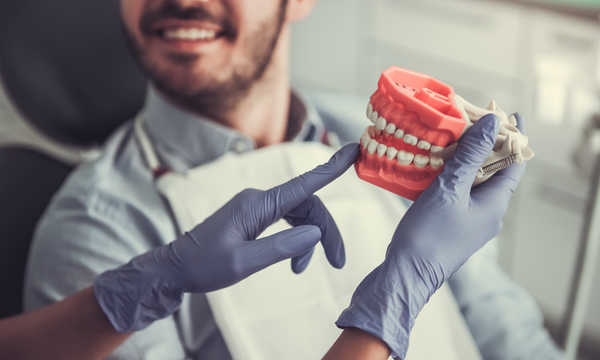 Chirurgia ortognatyczna zajmuje się operacyjną korekcją wad zgryzu oraz nieprawidłowości w budowie szczęk i żuchwy