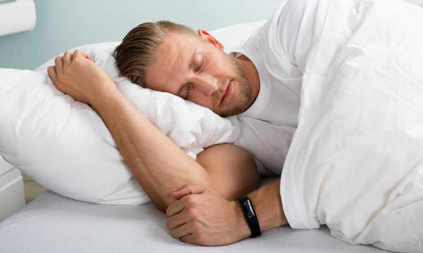 Diagnostyka chrapania aparatem Watch PAT200 pozwala na rejestrację parametrów takich jak saturacja krwi, tętno, czas snu oraz epizody bezdechu i spłyceń oddechu