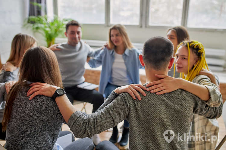 Kompleksowe leczenie alkoholizmu polega na połączeniu oddziaływań medycznych, psychoterapeutycznych oraz wsparcia społecznego