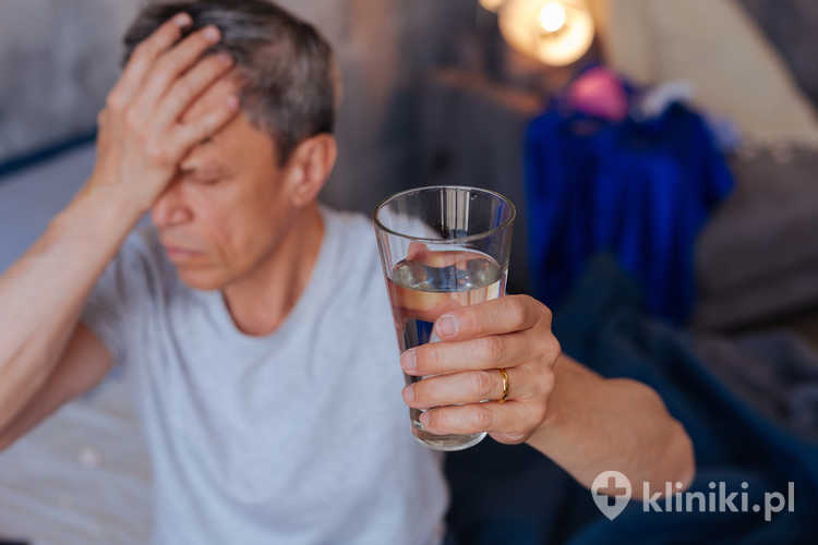 Kompleksowe leczenie alkoholizmu uwzględnia także farmakoterapię oraz regularne monitorowanie postępów, co zwiększa skuteczność terapii i zmniejsza ryzyko nawrotów