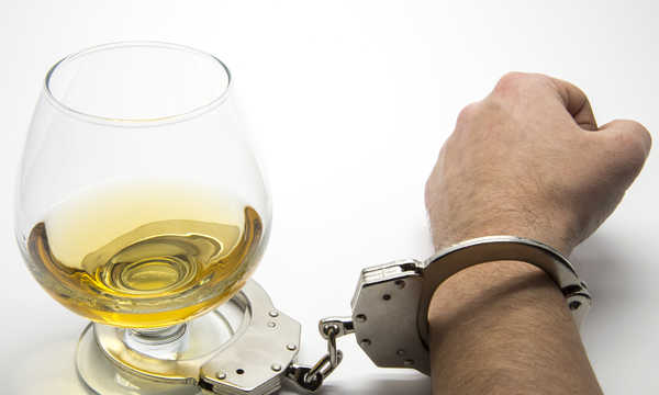 Kompleksowe leczenie uzależnienia od alkoholu obejmuje detoksykację organizmu, terapię indywidualną i grupową oraz leczenie współistniejących zaburzeń