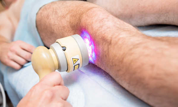 Laserowe leczenie bólu wysokoenergetycznym znajduje zastosowanie m.in. w schorzeniach układu mięśniowo-szkieletowego oraz w leczeniu urazów i przeciążeń