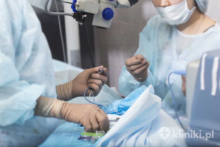 Laserowe leczenie nadwzroczności polega na precyzyjnym modelowaniu rogówki w celu poprawy ostrości widzenia do dali i bliży