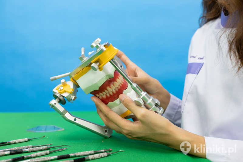 Leczenie operacyjne progenii polega na chirurgicznej korekcji nieprawidłowego ustawienia szczęk w celu przywrócenia prawidłowego zgryzu i harmonii twarzy