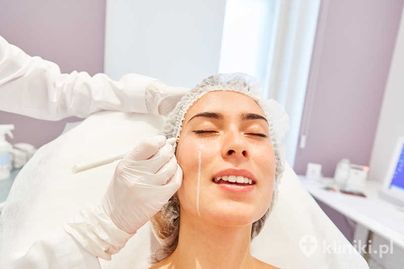 Lifting operacyjny twarzy i szyi daje długotrwałe efekty w porównaniu z metodami niechirurgicznymi