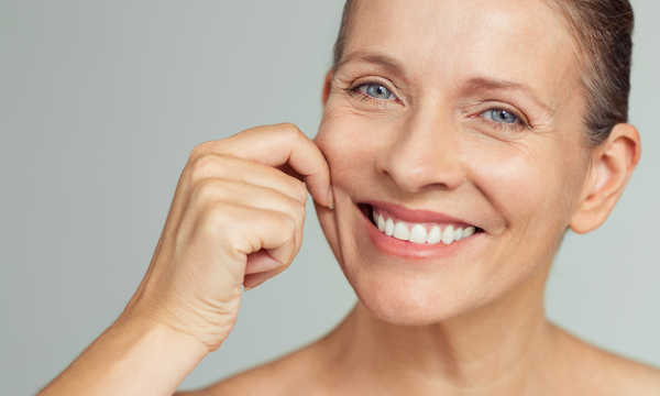 Lifting operacyjny twarzy i szyi to zabieg chirurgiczny mający na celu poprawę owalu twarzy i napięcia skóry