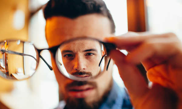 Rozwój zeza u dorosłych bywa związany z osłabieniem mięśni zewnętrznych oka lub nerwów sterujących gałką oczną