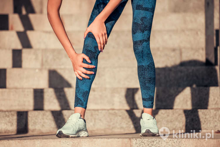 Ból kolana biegacza może być związany z nieprawidłową techniką biegu lub osłabieniem mięśni stabilizujących