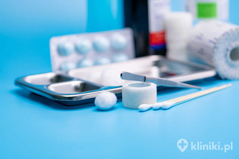 Usunięcie wszywki alkoholowej wykonuje się najczęściej w znieczuleniu miejscowym i trwa krótko