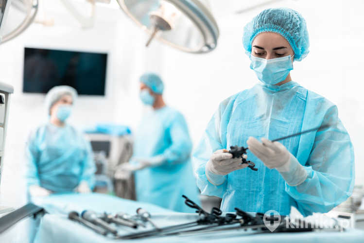 W przypadku stwierdzenia przeciwwskazań do fertiloskopii lub potrzeby szerszej interwencji diagnostyczno-leczniczej, alternatywą jest klasyczna laparoskopia