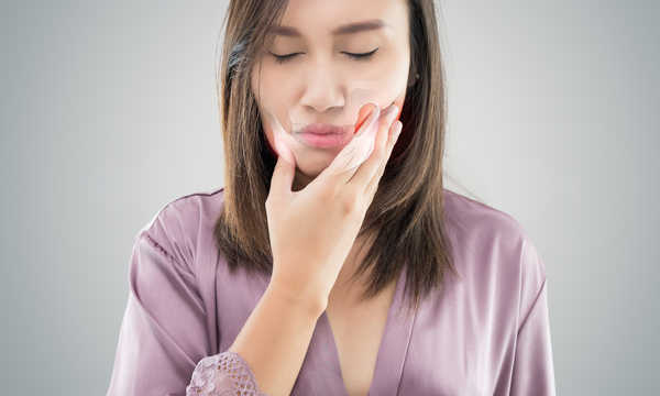 Zachowawcza metoda nastawienia złamania szczęki lub żuchwy opiera się zwykle na unieruchomieniu zgryzu przy użyciu specjalnych szyn lub wyciągów międzyszczękowych