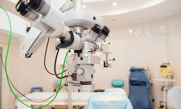 Fragment systemu lasera okulistycznego w klinice chirurgii oka