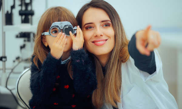 Leczenie zespołu leniwego oka u dzieci polega na wczesnym wyrównaniu wady wzroku i stymulowaniu słabszego oka do pracy