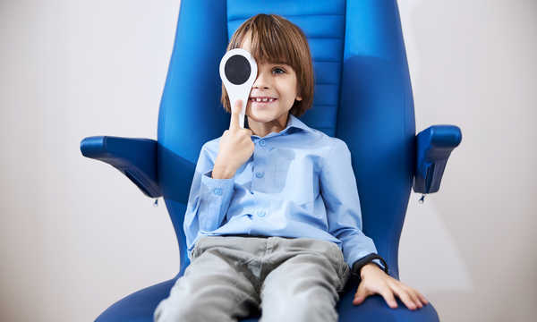 Nieoperacyjne leczenie zeza u dzieci obejmuje stosowanie okularów korekcyjnych lub soczewek kontaktowych, jeśli zez wynika z wady refrakcji.