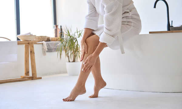 Operacja żylaków kończyny dolnej z safenektomią polega na chirurgicznym usunięciu niewydolnej żyły odpiszczelowej