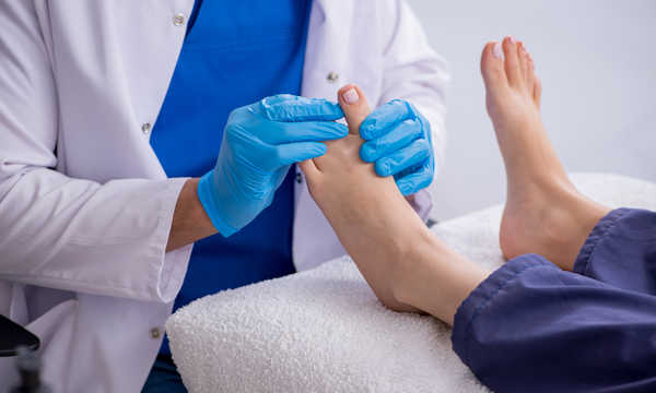 Usuwanie brodawek / kurzajek rozpoczyna się od dokładnego oczyszczenia i przygotowania zmienionej skóry