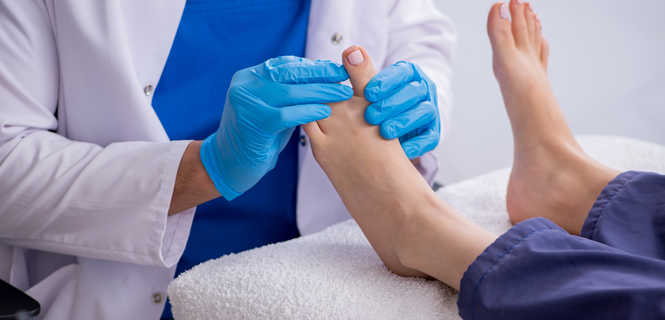 Usuwanie brodawek / kurzajek - oczyszczenie i aplikacja preparatu