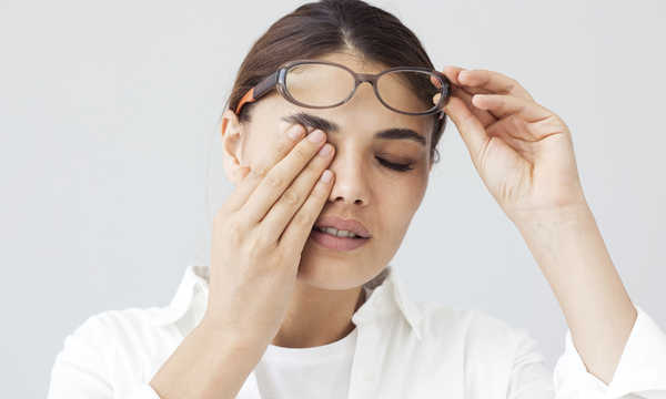 Zabieg rekonstrukcji nieprawidłowo wrastających rzęs ma na celu trwałe usunięcie rzęs drażniących powierzchnię oka