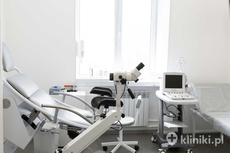 Biopsja aspiracyjna endometrium wykonywana jest przy użyciu cienkiej kaniuli wprowadzanej do jamy macicy