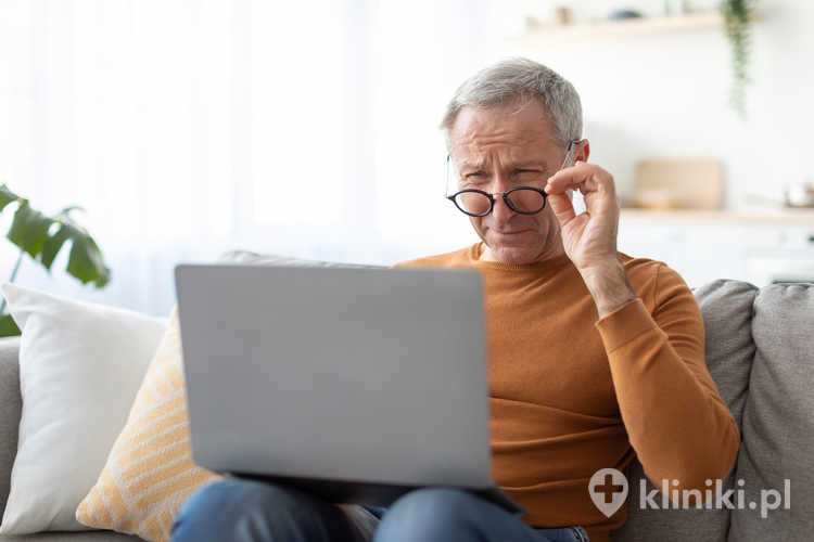 Leczenie starczowzroczności może obejmować okulary progresywne, soczewki kontaktowe lub zabiegi laserowe