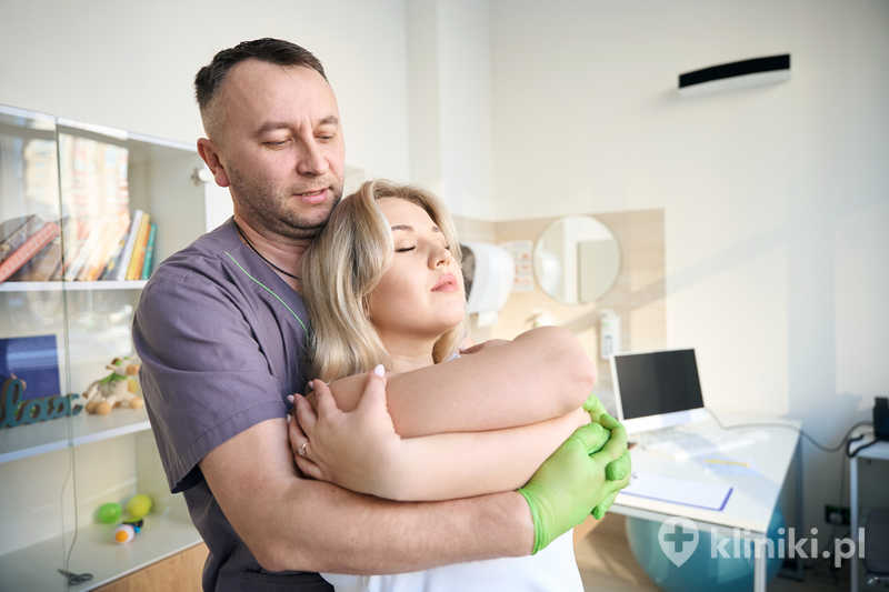 Nastawianie kręgosłupa piersiowego to technika manualna stosowana w terapii zaburzeń ruchomości Nastawianie kręgosłupa piersiowego to technika manualna stosowana w terapii zaburzeń ruchomości