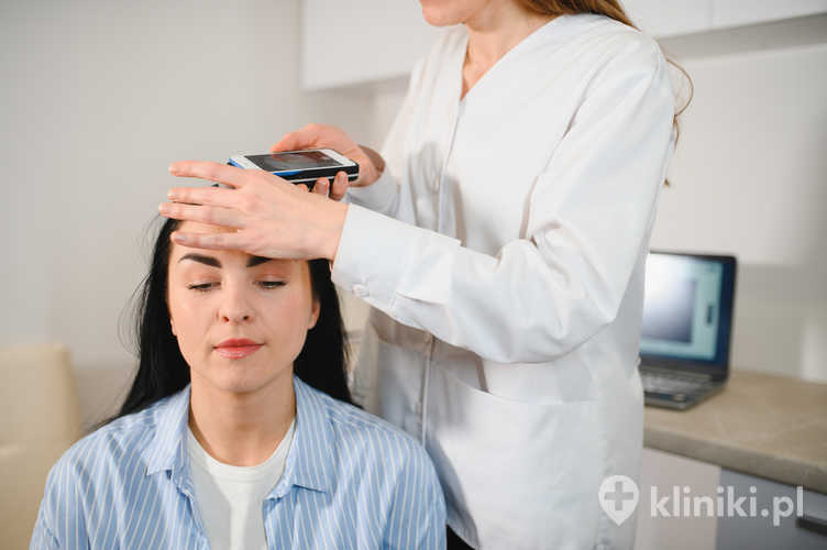 Problem nadmiernego wypadania włosów u kobiet wymaga dokładnej diagnostyki dermatologicznej