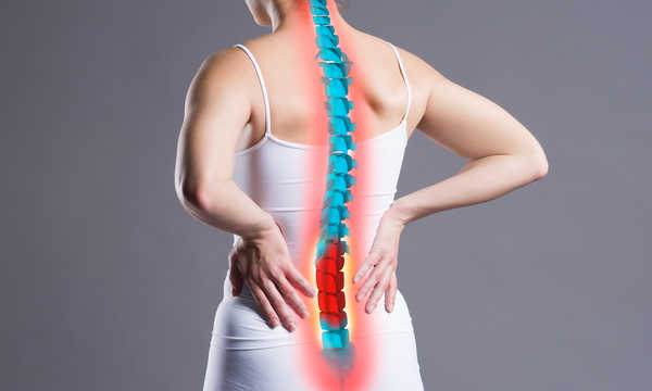 Blokada okołokorzeniowa to zabieg polegający na podaniu leku przeciwzapalnego i znieczulającego w okolicę korzenia nerwu