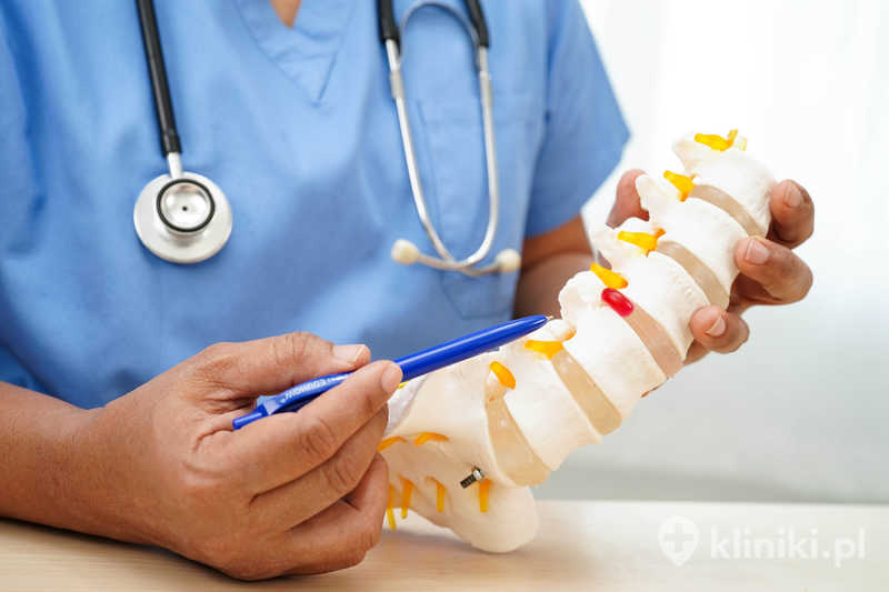 Blokada okołokorzeniowa wykonywana jest zazwyczaj pod kontrolą obrazowania, np. RTG lub tomografii