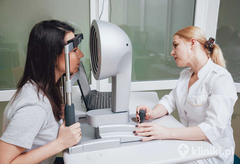 Optometrysta zajmuje się topografią rogówki. Badanie rogówki