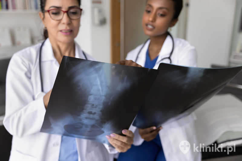 Blokada nadoponowa jest stosunkowo bezpieczna, choć może powodować przejściowe spadki ciśnienia lub ból głowy