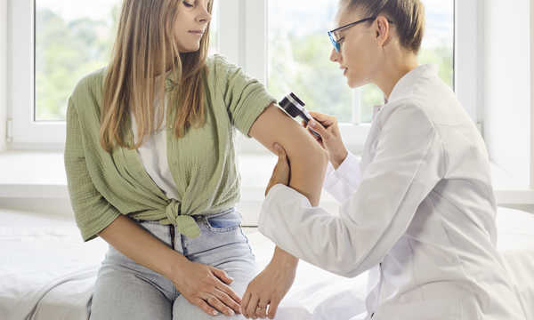 Diagnostyka zmian skórnych obejmuje ocenę wyglądu, koloru oraz struktury zmian na skórze Diagnostyka zmian skórnych obejmuje ocenę wyglądu, koloru oraz struktury zmian na skórze