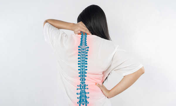 Małoinwazyjne odbarczenie kanału kręgowego to zabieg mający na celu zmniejszenie ucisku na struktury nerwowe