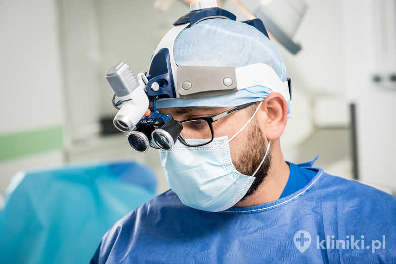 Stabilizacja otwarta kręgosłupa jest wykonywana m.in. u pacjentów z kręgozmykiem lub zaawansowanymi zmianami zwyrodnieniowymi