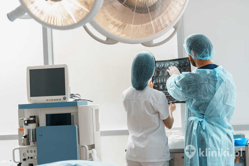 Stabilizacja otwarta kręgosłupa polega na zastosowaniu implantów, takich jak śruby i pręty, w celu usztywnienia odcinka kręgosłupa