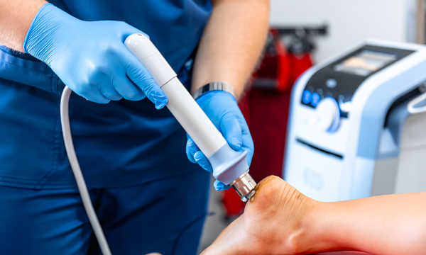 ala uderzeniowa jest jedną z metod stosowanych w leczeniu ostrogi piętowej