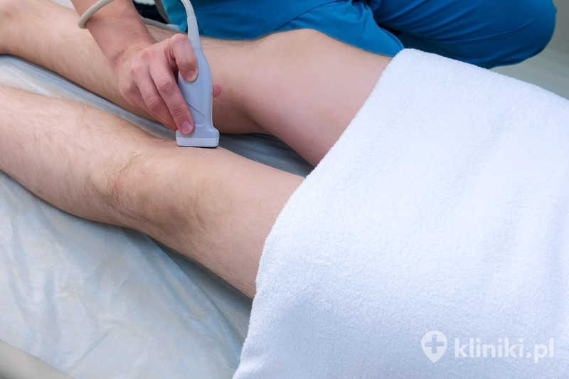 Artroskopia stawu kolanowego polega na wprowadzeniu kamery i narzędzi przez niewielkie nacięcia