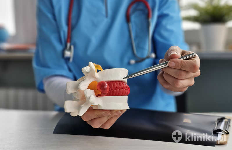 Discectomia odcinka lędźwiowego to zabieg chirurgiczny polegający na usunięciu fragmentu uszkodzonego krążka międzykręgowego