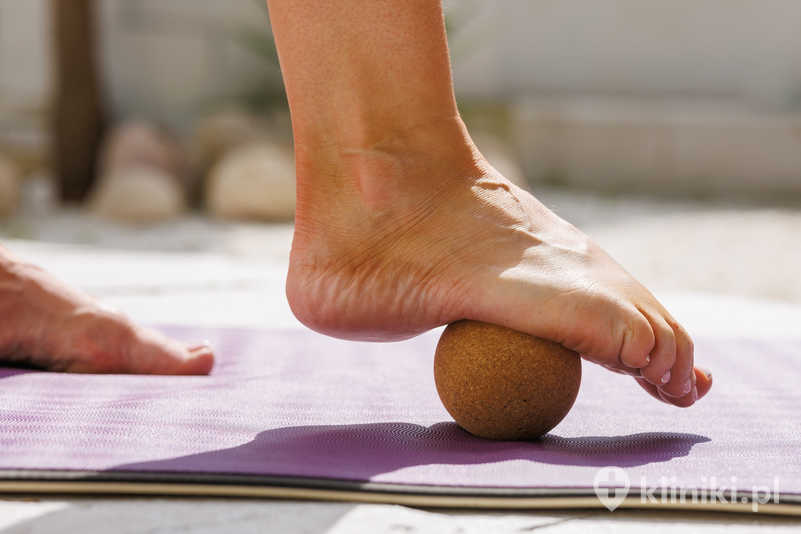 Fala uderzeniowa jest zazwyczaj dobrze tolerowana przez pacjentów, choć może powodować przejściowy dyskomfort.